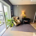 M&b Small Family - 5 Min Train Ride To Center, 25 - Min To Airport *