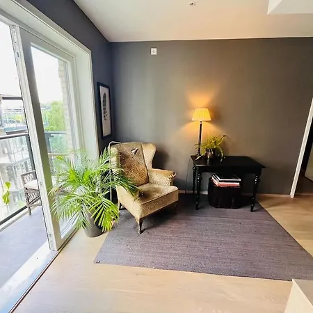 M&b Small Family - 5 Min Train Ride To Center, 25 - Min To Airport *