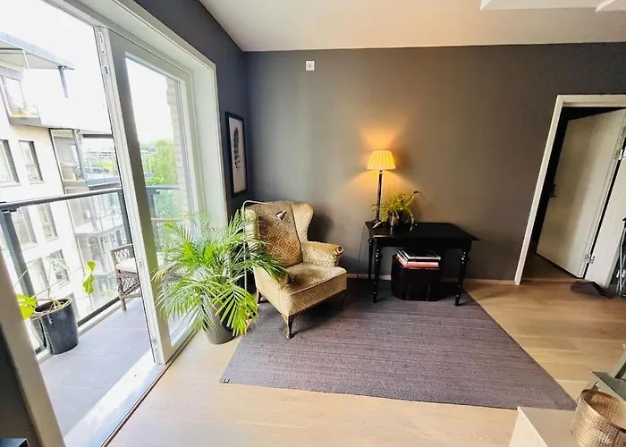 M&b Small Family - 5 Min Train Ride To Center, 25 - Min To Airport *