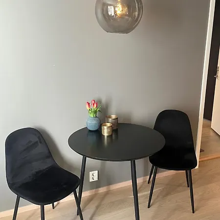 M&b Small Family - 5 Min Train Ride To Center, 25 - Min To Airport *