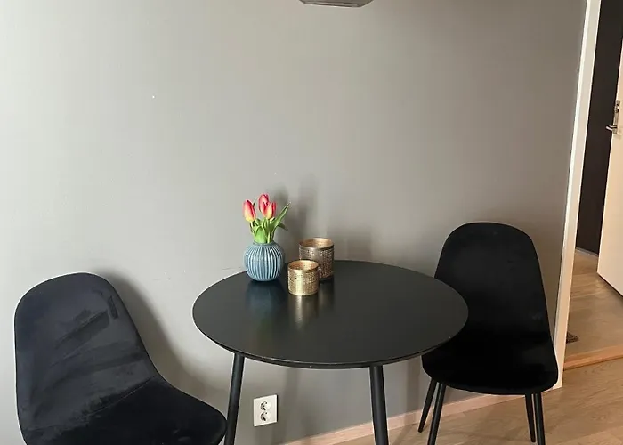 M&b Small Family - 5 Min Train Ride To Center, 25 - Min To Airport *